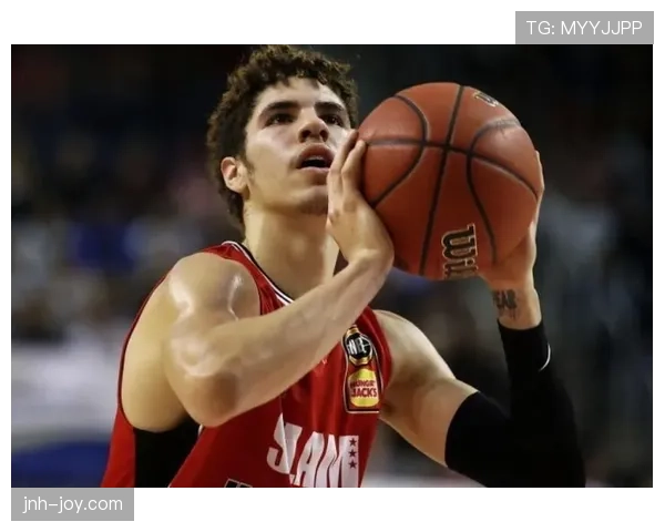 拉梅洛·鲍尔突破进攻助黄蜂拉开比分，投篮效率显著提升