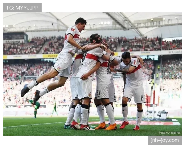 拜仁防线看似稳固，实则站位混乱、回防脱节，问题藏不住了