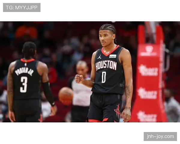 杰伦·格林相比上季少打单打转挡拆，三分效率回升