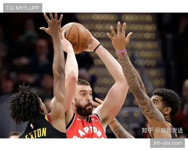 卡隆·巴特勒无球跑动拉开空间，提升锋线进攻效率